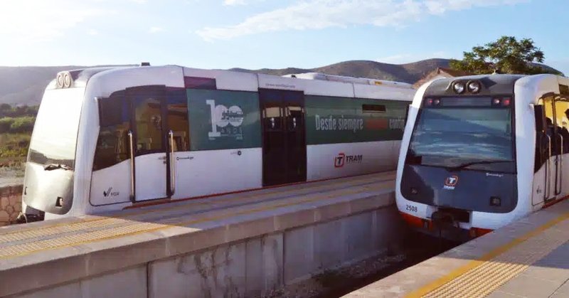 Dos-trenes-de-la-serie-2500-en-la-estacion-de-Teulada-donde-se-hara-el-transbordo-a-los-trenes-tram-que-cubriran-el-tramo-Teulada-Denia.-CC-BY-SA-JOANBANJO-840x440.jpg_edit_44481629536961.jpg