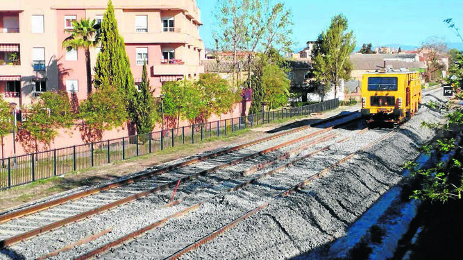 maquina-encarriladora-estacionada-cambiador-Granada_1782433305_181730612_667x375.jpg