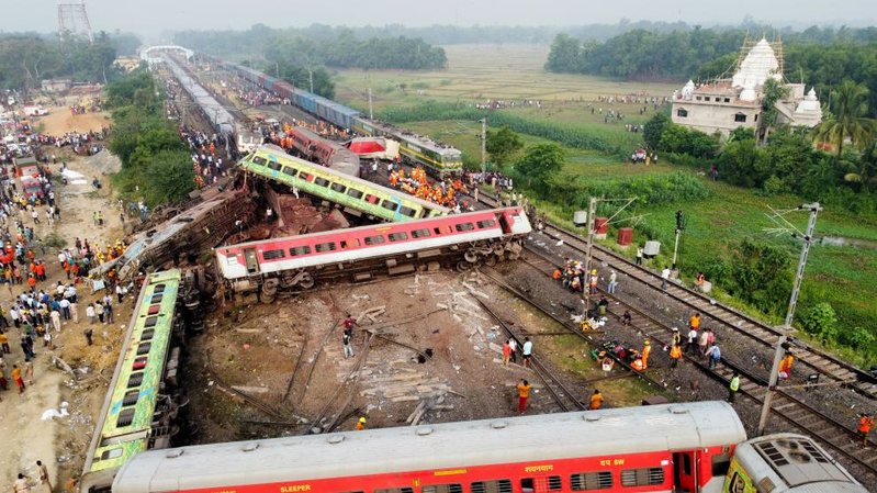 imagenes-del-tragico-y-brutal-choque-de-trenes-en-la-india-1.jpeg