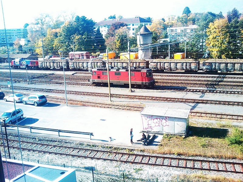 una RE4 4 y un Tren de mercancias .... y attencion a las niñas ....jpg