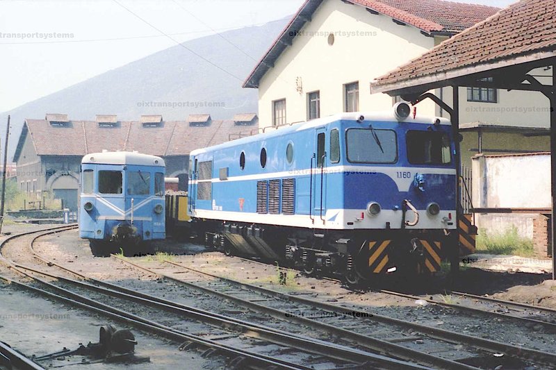 El los talleres de Valmaseda, la 1160, estaciaonada, junto a uno de los automotores RENAULT ABH, que en su dia adquirió el FC del Cantábrico, y que espera su desguace. Foto- Enrique Vives.jpeg