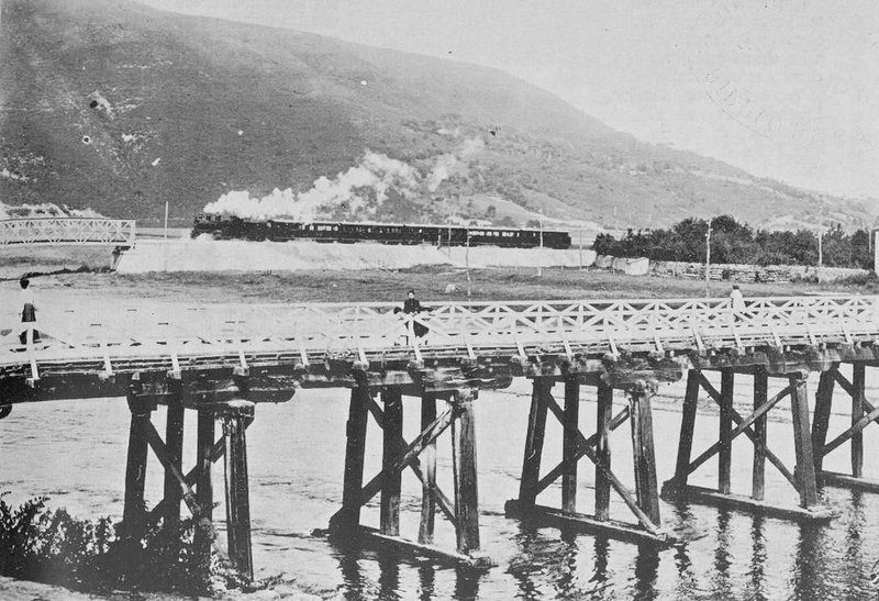 Cantábrico_Tren de viajeros en Unquera_c1916 (La Montaña).jpg