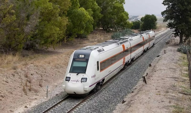 Tren-de-Renfe-en-el-trazado-de-vias-nacional-e1694628838892-1024x576_edit_587585119094713.jpg