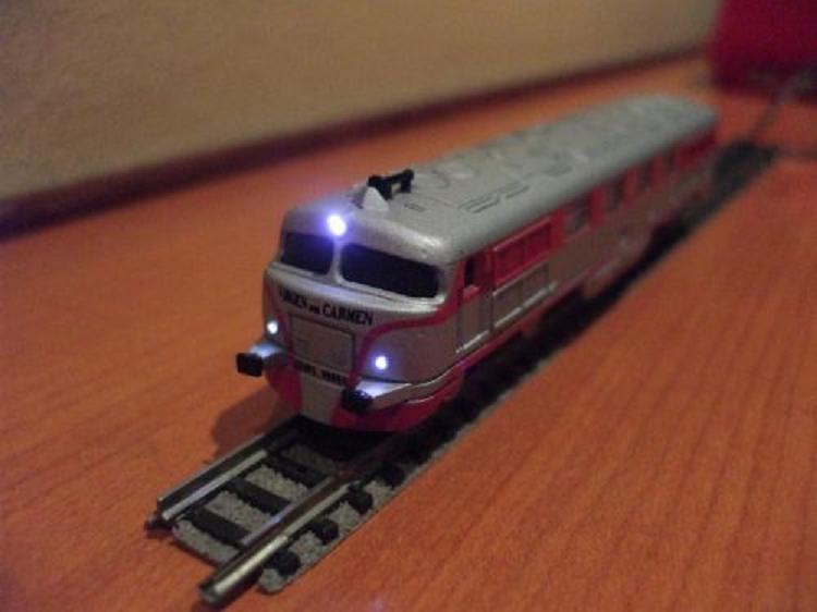 locomotora Talgo 352 con luz.jpg