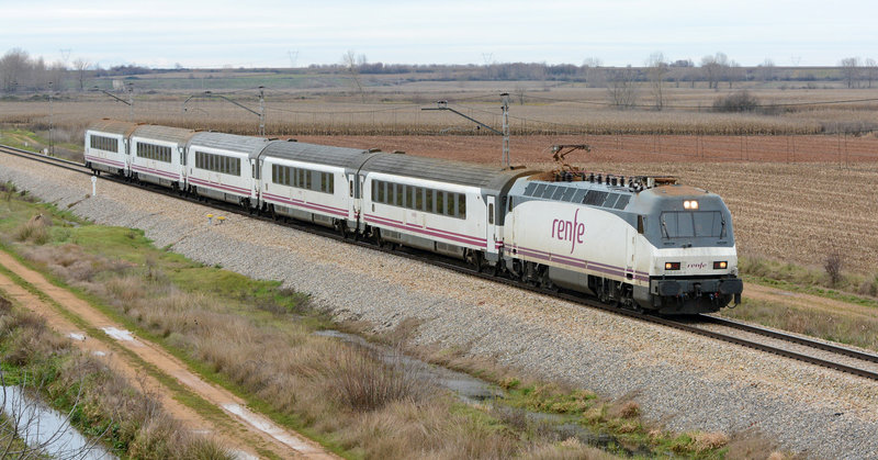 252-034-con-coches-Arco-prestando-el-servicio-Intercity-Camino-de-Santiago-CC-BY-SA-17-01-2016-Nelso-Silva.jpg