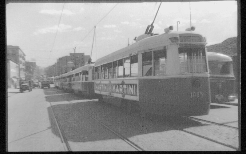 El 1085 en línea 17 en un atasco tranviario en Pacífico. Octubre de 1955.jpg