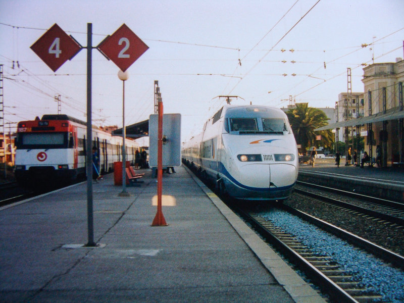 20231027-231-Euromed s-101 pasa a toda velocidad por Castelldefels, 07-1999..jpg