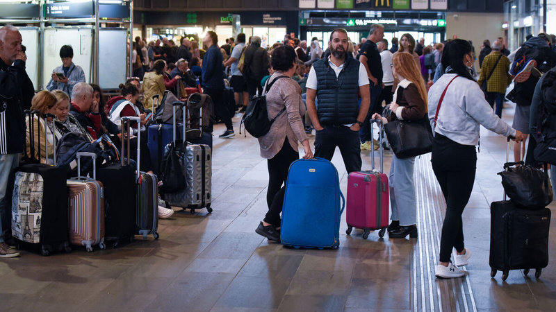 Colas-viajeros-estacion-Santa-Justa_1842727550_195739566_1200x675.jpg