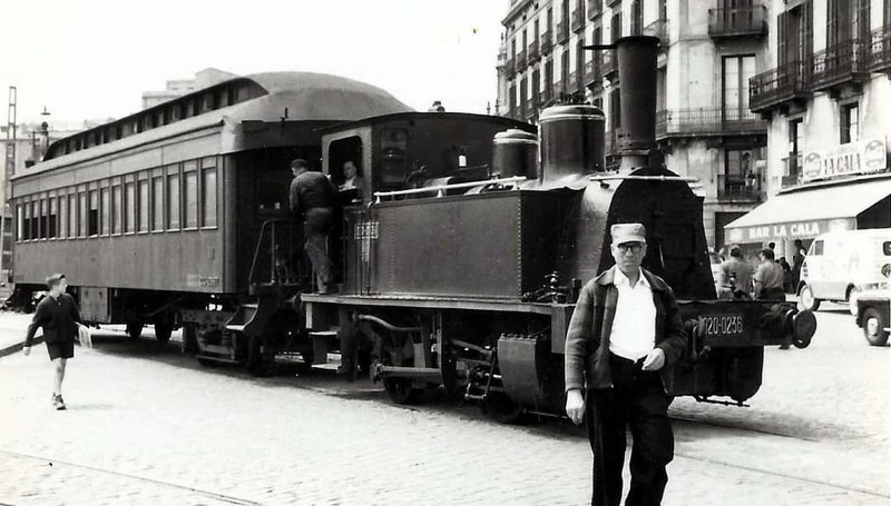 RENFE-020-0236 con un coche Harland de III clase circulando por el centro de Barcelona. Año 1961_Richard Chambers.jpg