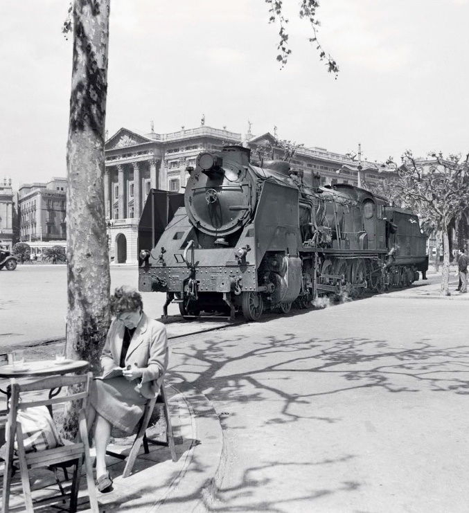 tomando el solecito al lado del puerto con una RFE 240  detrás.jpg