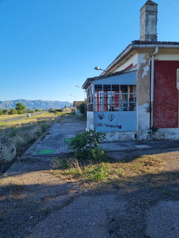 Caseta y playa de vias.jpg