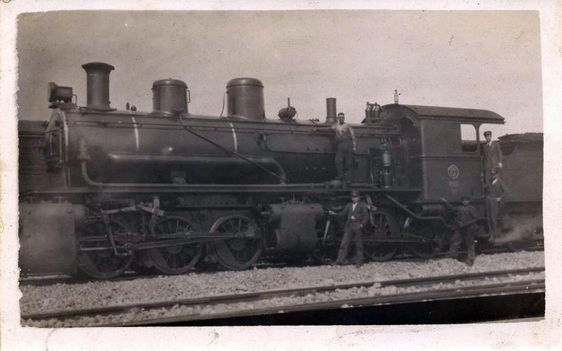060-4008 con personal del depósito de Valencia-Alameda en 1920. Archivo propio..JPG