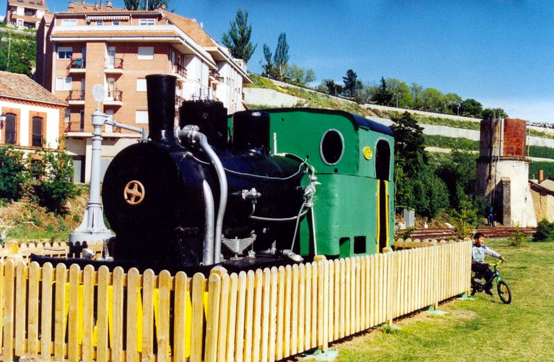 0953-N Locomotora 0-2-0 A.H.V.53 expuesta en la playa de vías. Benavente. 19-05-2001..jpg