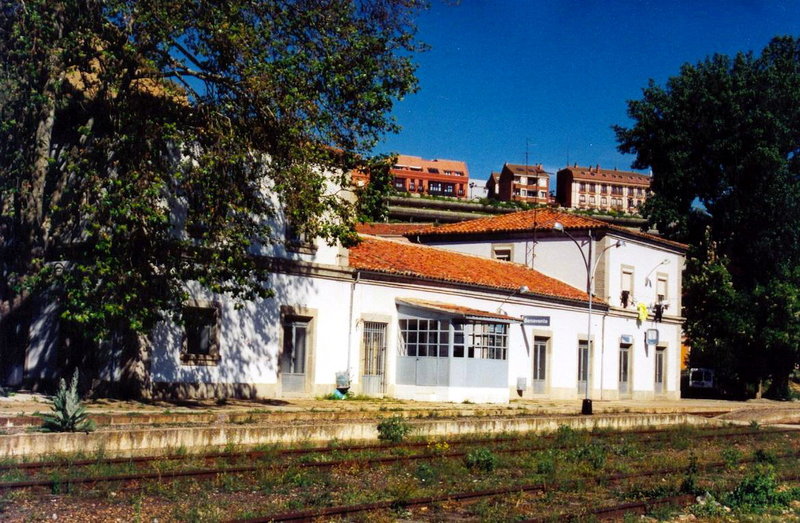 0954-N Benavente. Edificio de viajeros, lado andén. 19-05-2001..jpg
