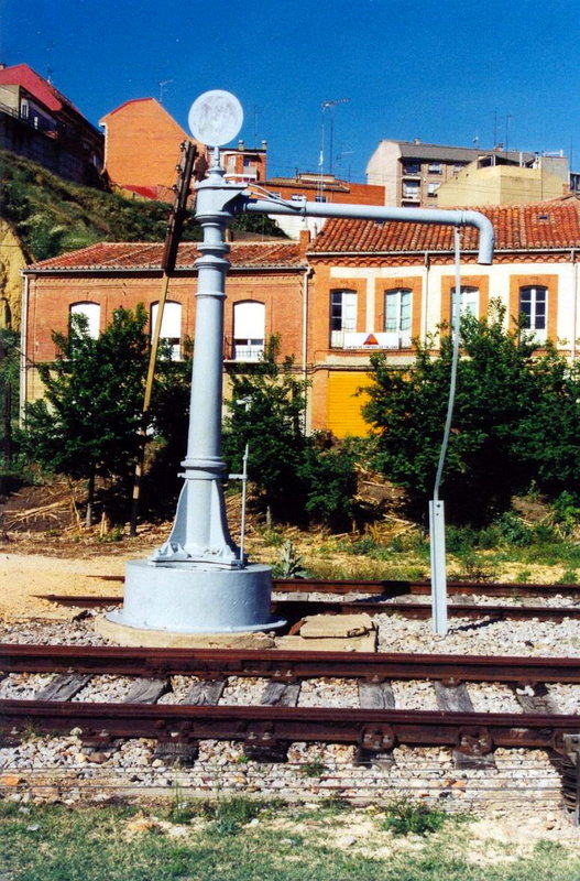 0955-N Benavente. Grúa hidráulica lado Zamora. 19-05-2001..jpg