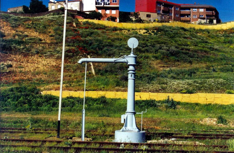 0958-N Benavente. Grúa hidráulica lado Astorga. 19-05-2001..jpg