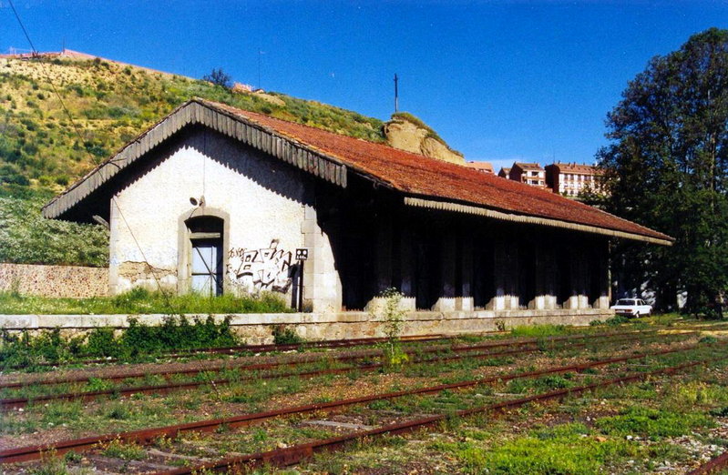 0962-N Benavente. Muelle cubierto tipo Oeste de 6 puertas. 19-05-2001..jpg