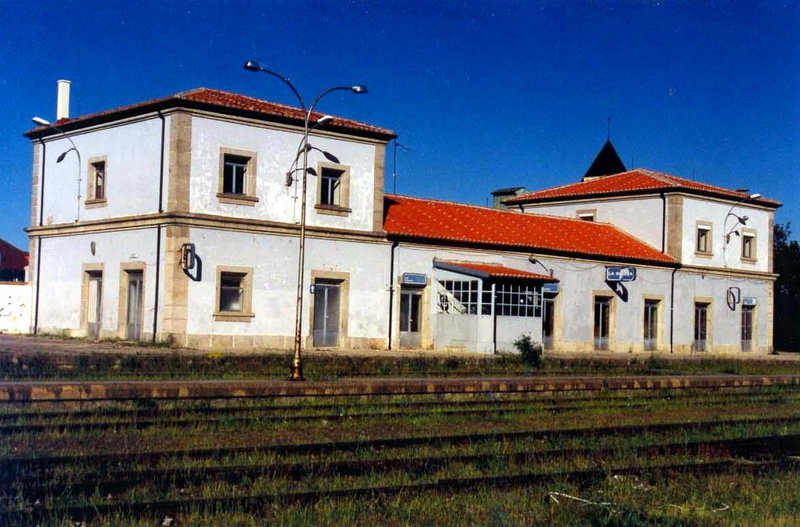 0963-N La Bañeza. Edificio de viajeros, lado andén. 19-05-2001..jpg