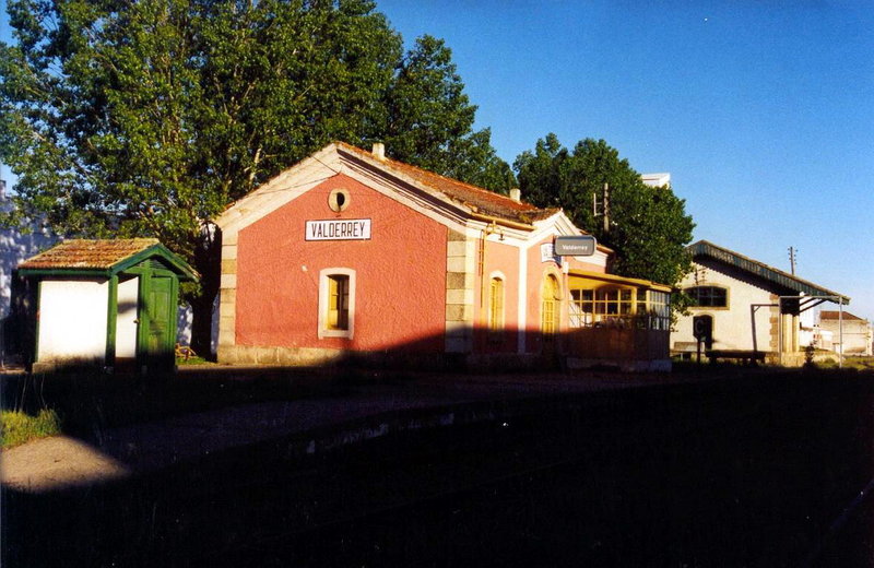 0968-N Valderrey. Edificio de viajeros y urinarios. 19-05-2001..jpg