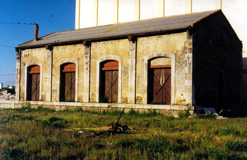 0975-N Astorga-San Andrés. Muelle cubierto tipo Oeste de 4 puertas. 20-05-2001..jpg