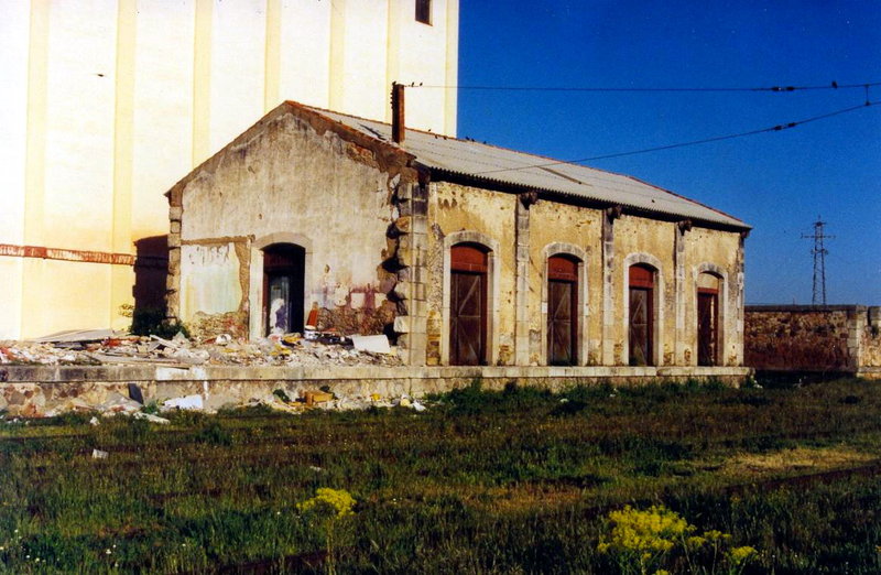 0977-N Astorga-San Andrés. Muelle cubierto con parte derruida. 20-05-2001..jpg