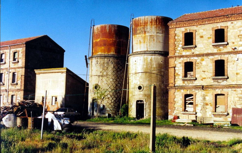 0982-N Astorga-San Andrés. Depósitos de agua entre los edificios. 20-05-2001..jpg