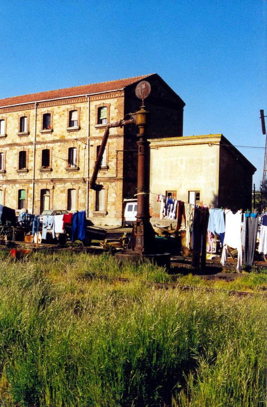 0984-N Astorga-San Andrés. Grúa hidráulica tipo ''Norte'' casi destruida. 20-05-2001..jpg