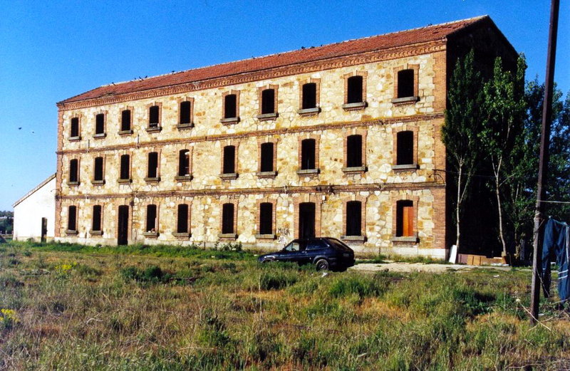 0986-N Astorga-San Andrés. Antiguas viviendas ferroviarias. 20-05-2001..jpg