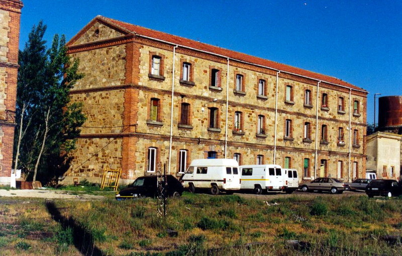 0989-N Astorga-San Andrés. Viviendas ferroviarias aún habitadas. 20-05-2001..jpg