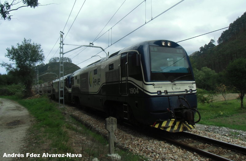 Locomotoras 1904 y 1902 al frente de un mercacías pasando por Cuevas-Ribadesella el día 30-08-2014.jpg