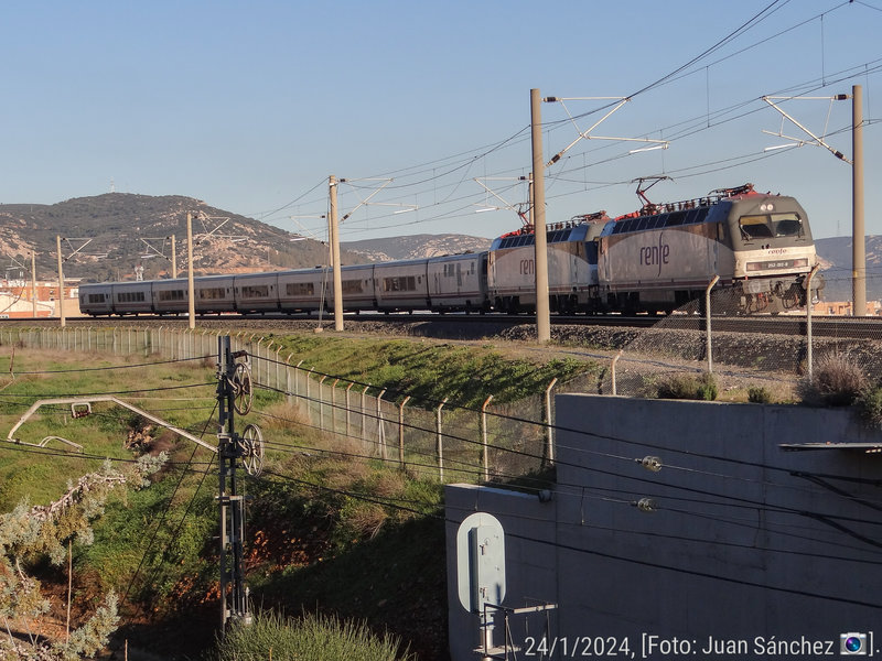 01-252-012 + Talgo Intercity saliendo P.Llano.jpg