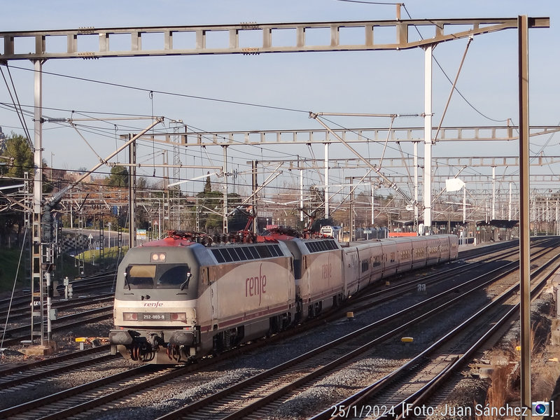 252-003 Talgo Intercity saliendo Est. P.Llano.jpg