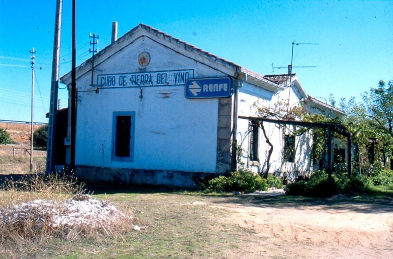 Cubo del Vino. Edificio de viajeros. Fachada exterior. 11-10-1998..jpg