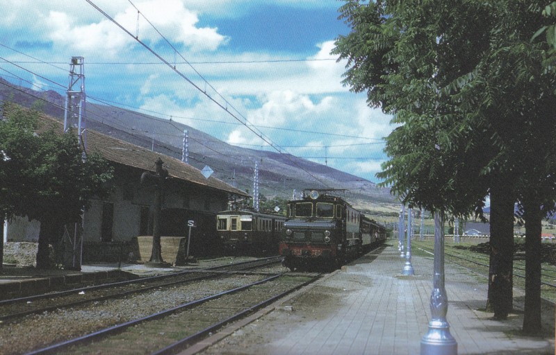7500 Estación de EL ESCORIAL, antiguo feudo de 1500 V. Foto de Fred Matthews. Año 1963.jpg