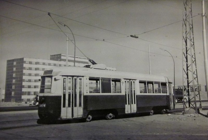 El 1004 en línea 74 junto al desvío de cocheras. 1966.jpg