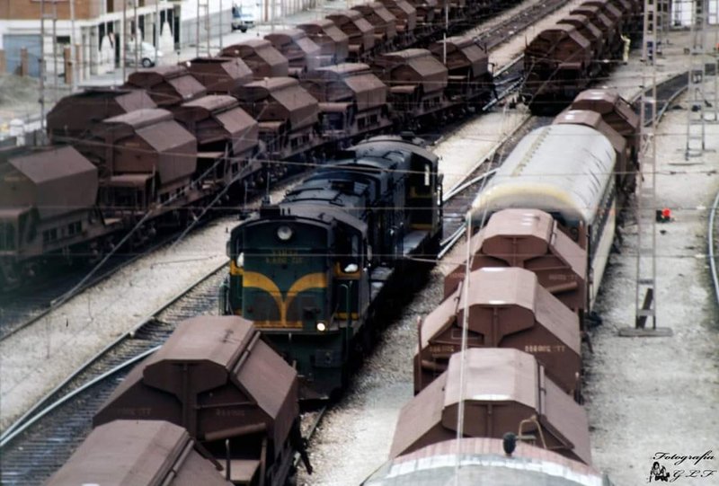 Llegad del tren del mineral en Almeria, desenganche de las locomootras.jpg