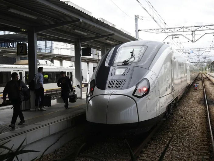 retraso-tren-ave-madrid-asturias-gijon-kLmB-U220516619787vqC-758x531@El Comercio_edit_175816891588275.jpg