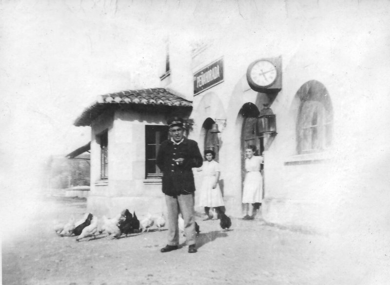 JEFE DE ESTACIÓN 1952 CON HIJAS PALMIRA Y MARGARITA.jpg