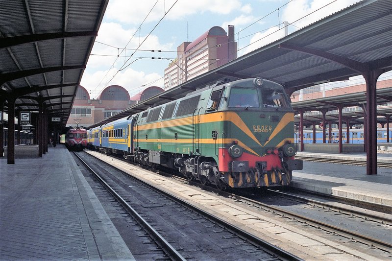 333.010 at Madrid Chamartín on D578 to Canfranc. 1989_08_30 (2).jpg