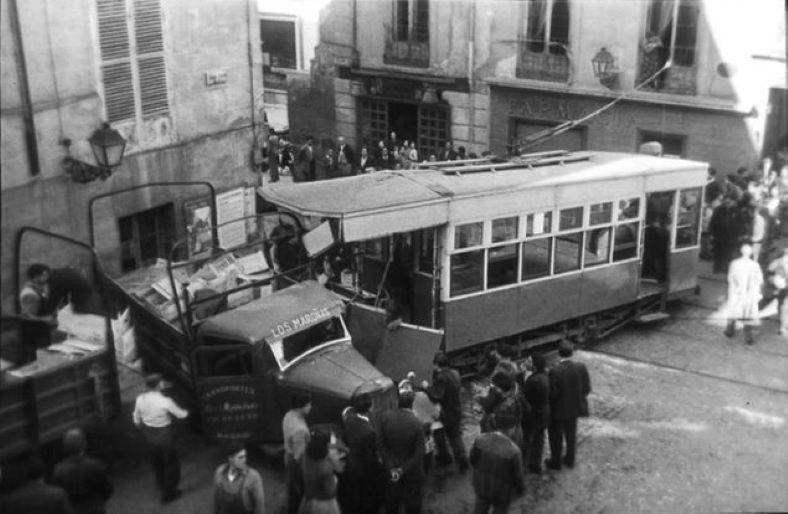 El 521. Accidente en la calle de Segovia el 28 de octubre de 1957 (1).jpg