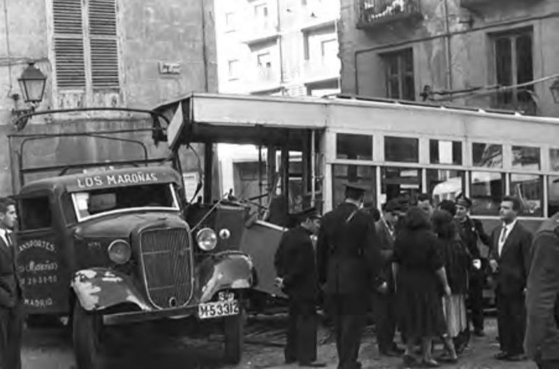 El 521. Accidente en la calle de Segovia el 28 de octubre de 1957 (2).jpg