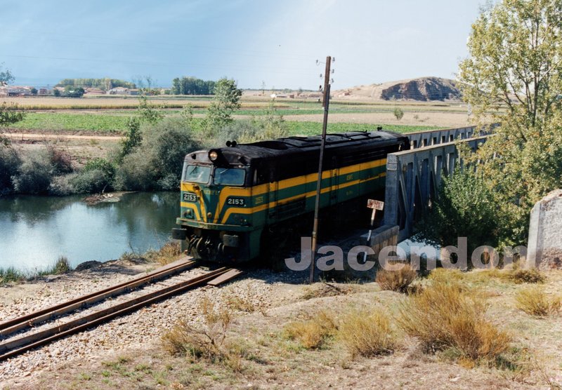 321-053-1 Cruzando el puente sobre el rio Órbigo en CEBRONES DEL RIO, LEÓN J. A. Cendón.jpg