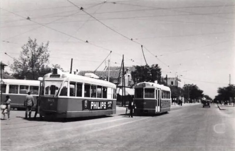 El 5023 y el 5041 (línea 12) en Pueblo Nuevo. 1955.jpg
