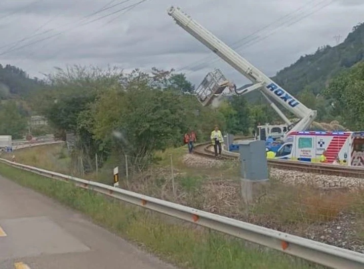 accidente-grua-ujo-kEiB-U2201203797826uiD-758x531@El Comercio_edit_173489446544359.jpg