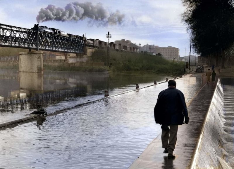 Tren creuant el pont de l'Onyar (Girona 1955).jpg