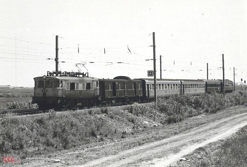 2550 Sud Express dirección Lisboa - Paris, pasando por la estación de Carregado.jpg