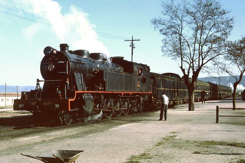242-0287 con Sud Express en Ciudad Rodrigo, autor Peter Willen.jpg