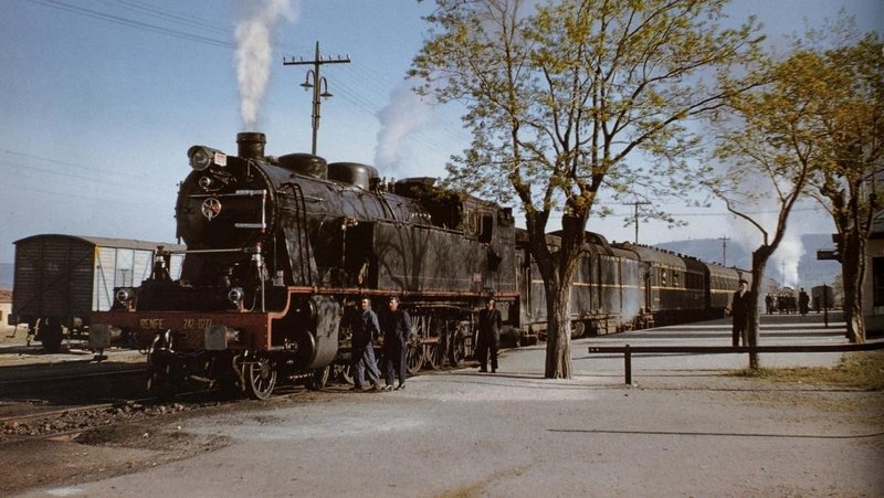 242-0277 con el sudex en Ciudad Rodrigo (Salamanca) el 04-1961 ,fotografía de Marc Dahlström..jpg
