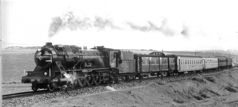 241F-2077 Sudexpreso cerca de Ciudad Rodrigo.jpg