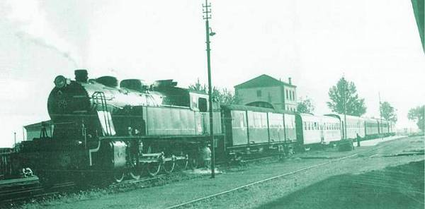 242 Sudexpress con coche de 1ª clase Budd y un de 1ª clase Sorefame de la 1ª generación, en Ciudad Rodrigo,16 de Mayo de 1963.jpg